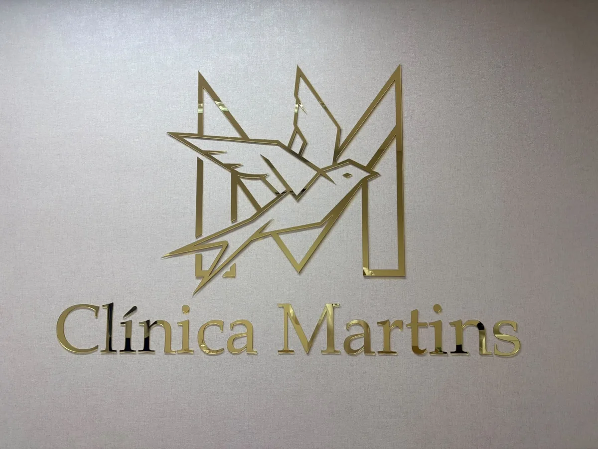 Logo da Clínica Martins no ambiente